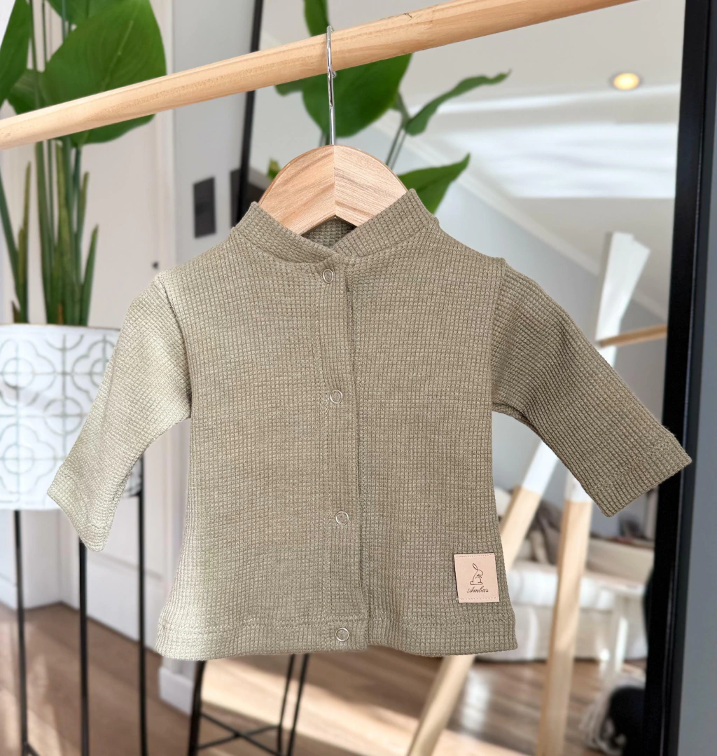 CAMPERA WAFFLE CON BOTONES VERDE (SE VENDE EN CONJUNTO CON EL PANTALON) – Pañalera Belyan